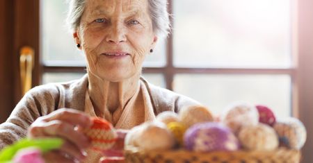 Seniorzy i Wielkanoc. Świąteczny poradnik na trudniejsze czasy