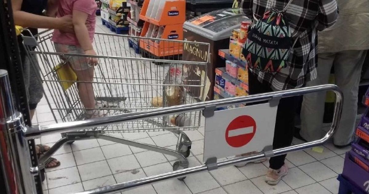 Bydgoszcz: Klienci Biedronki oburzeni dzieckiem w butach w wózku. „Tam się wkłada jedzenie”