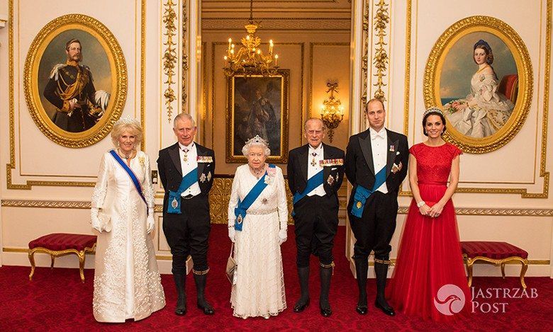 Rodzina królewska PO RAZ PIERWSZY pokazała zdjęcia z tego uroczystego wydarzenia. A i tak wszyscy mówią o księżnej Kate i jednym detalu z jej stylizacji