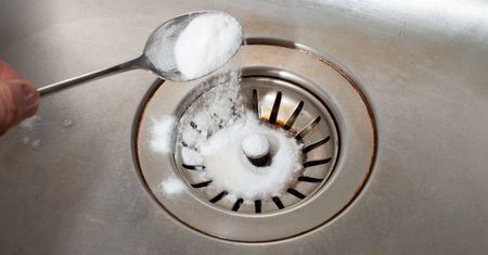 Soda kalcynowana jest nowym hitem domowych porządków! Z tym przepisem zrobisz ją sam