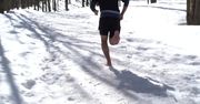 Hiszpański biegacz trenuje bez butów nawet na śniegu.