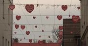 Władze Pszczyny rozwiesiły nad jedną z ulic serduszka WOŚP. I zapraszają do licytacji