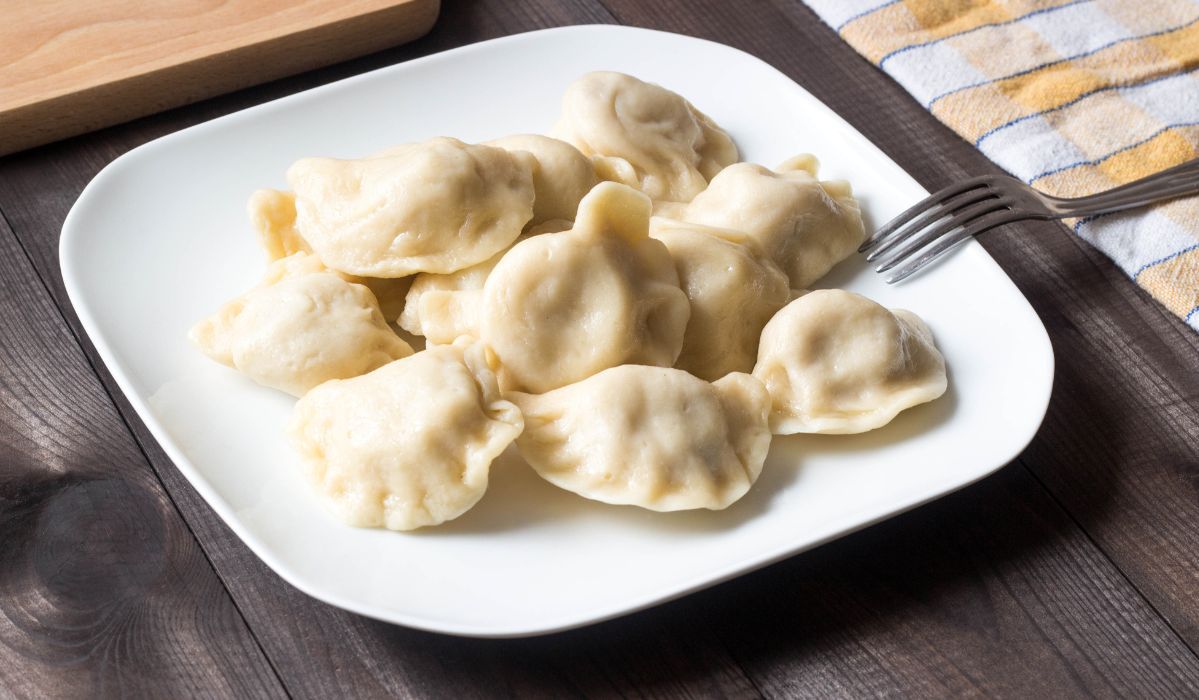 Pierogi będą doskonale smakować ze smażoną śmietaną - Pyszności; Fot. Adobe Stock