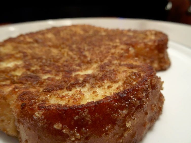 Przygotuj tost francuski poprzez dodanie pokruszonych płatków zbożowych z żółtkiem. Cynamonowy francuski tost z posypką zbożową. Czemu nie?