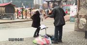 Są na emeryturze, ale muszą dorabiać. „Sprzedaję na ulicy, żeby nie umrzeć z głodu”