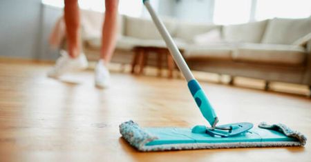 Domowy płyn do mycia podłóg. Wykorzystaj produkt, który masz w łazience, smugi i kurz będą tylko wspomnieniem