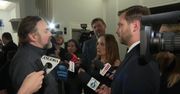 Poseł PiS mówił przez drzwi: proszę otworzyć, policja. Teraz twierdzi, że “nie podawał się za policjanta”