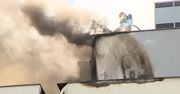 Pożar dachu w budynku wielorodzinnym we Wrocławiu. Z ogniem walczyło kilkanaście zastępów straży