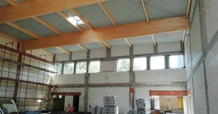 Po zaledwie 5 miesiącach od podpisania umowy na budowę, sala gimnastyczna na Głuszynie ma już dach