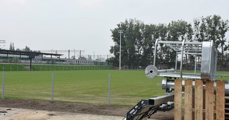 Murawa na stadionie Polonii Poznań zaczyna się zielenić
