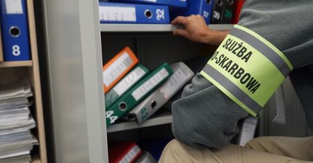 Służby rozbiły grupę przestępczą, która wystawiała puste faktury
