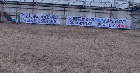 “Miasto ma kolor niebieski, nie zielony” – kibice Lecha Poznań wywiesili banery przed dzisiejszymi derbami z Wartą