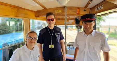 Pierwsi pasażerowie historycznej lini tramwajowej nr 0 już w podróży