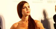 Bardzo szczupła Victoria Beckham na gali amFAR. Wyeksponowała piersi w obcisłej sukience
