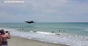 Bombowiec z czasów II wojny światowej wylądował awaryjnie na plaży, na której znajdował się tłum ludzi.