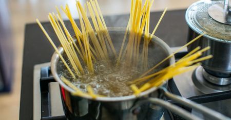 Woda ani mleko nie wykipi, jeśli zrobisz jeden prosty trik z garnkiem