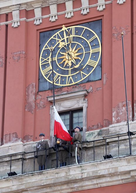 Polska flaga na Zamku Królewskim. W internecie wrze od komentarzy