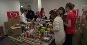 W Polsce w ubóstwie żyją dwa miliony ludzi. Wolontariusze przygotowują dla nich “Szlachetne Paczki”