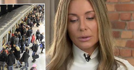Małgorzata Rozenek pojawiła się przed stacją metra. Napis na tabliczce, którą trzymała w dłoniach, wzbudził uwagę przechodniów. Mamy zdjęcia
