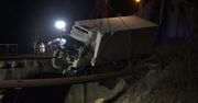 Wyciągnięto ciężarówkę, która wpadła do rzeki i uszkodziła wodociąg. Most wyłączony z ruchu