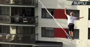 Spacer po linie pomiędzy 16-piętrowymi apartamentowcami. Niezwykły pokaz w Rydze