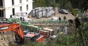 35-metrowy dźwig przewrócił się w trakcie prac w Szklarskiej Porębie. Jedna osoba zginęła.