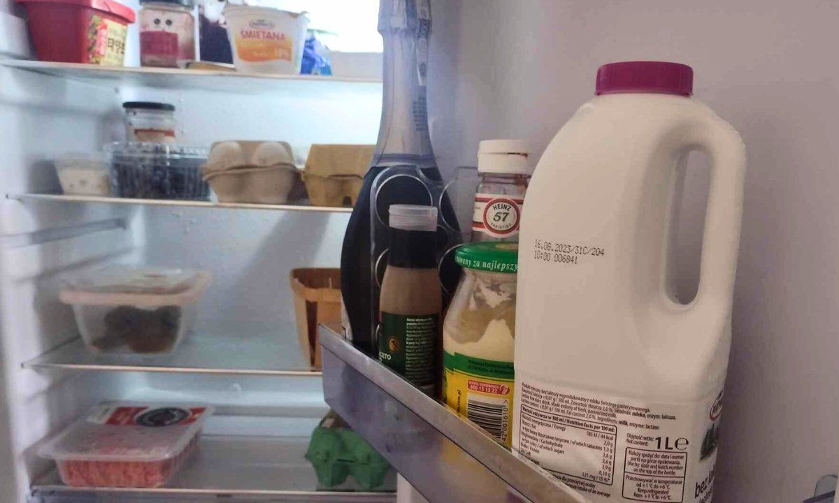 Przechowujesz mleko w ten sposób w lodówce? Ono szybko straci świeżość