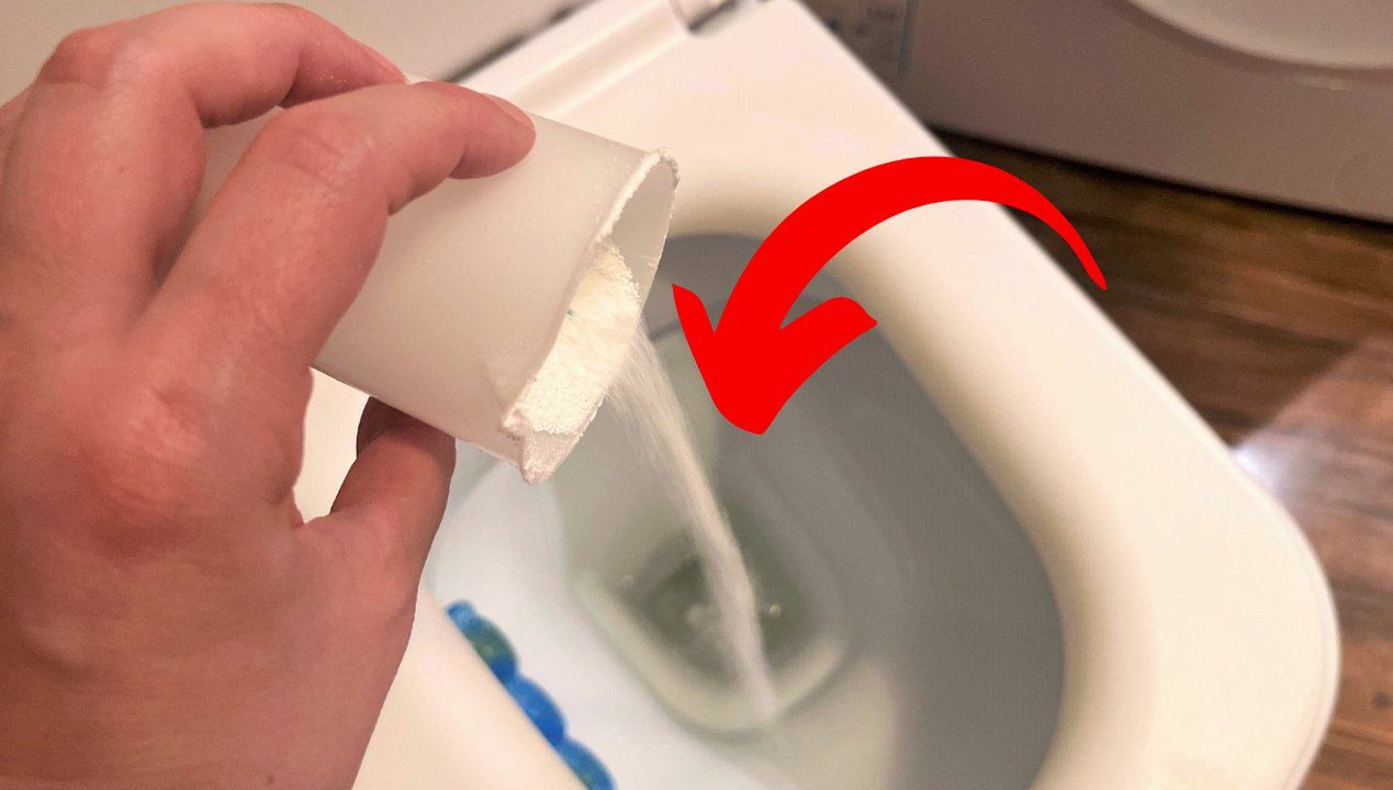 Zabrakło płynu do czyszczenia toalety? Hotelowy patent szybko i gruntownie ją odświeży