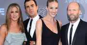 Pojedynek na stylizacje: Jennifer Aniston kontra Rosie Huntington-Whiteley w sukienkach z głębokim wycięciem na gali Critics' Choice Awards 2016