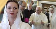 Księżna Monako cała na biało podczas prywatnej audiencji u Papieża. Jej strój był naprawdę wyjątkowy
