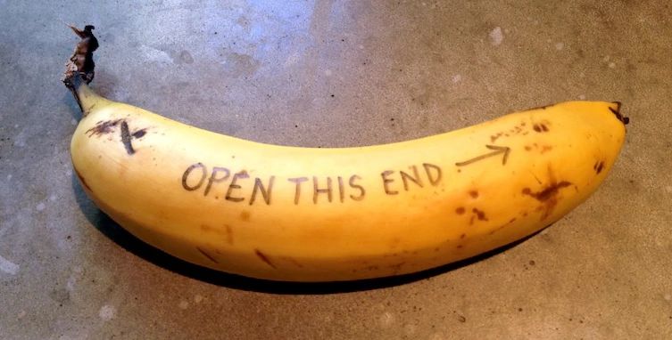 Z której strony zaczynasz obieranie bananów? Zacznij to robić tak, jak pokazuje zdjęcie. Wystarczy, że odkroisz niewielki kawałek banana na samym końcu i  możesz zacząć cieszyć się jego smakiem.
