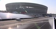 Trwa montaż 1240 paneli fotowoltaicznych na parkingu Stadionu we Wrocławiu. Mają pokryć prawie 100 proc. jego zapotrzebowania na prąd