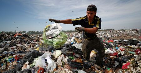 Argentyna w potrzebie: Miejscowi na wysypisku śmieci szukają jedzenia i odzieży w czasach kryzysu
