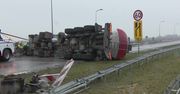 Na A1 przewróciła się ciężarówka. Kierowca miał 1,3 promila alkoholu w organizmie