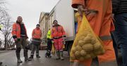 Rozdają kapustę i przekonują do swoich postulatów. Drugi dzień protestu rolników w Szczecinie