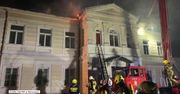 Pożar zabytkowego pałacu na Mazowszu. Strażakom udało się wynieść część mebli