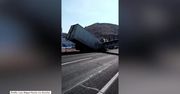 Na autostradę w Meksyku runęła kładka dla pieszych. Konstrukcja przygniotła naczepy dwóch tirów.