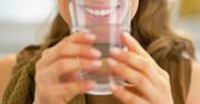 Szklanka ciepłej wody na czczo. Efekty cię zachwycą