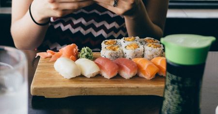 Sushi wcale nie trzeba jeść pałeczkami. Jest na to znacznie prostszy sposób