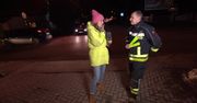 Strażacy z Bartąga promują widoczność pieszych na drodze. Dystrybuują wśród mieszkańców odblaskowe bransoletki