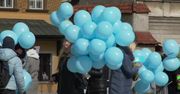 “Autyzm jest wśród nas”. Happening z niebieskimi balonami na placu Zamkowym w Warszawie