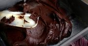Wlej do ciasta czekoladowego ukochany napój Polaków. Wyjdzie intensywne i dużo pyszniejsze niż zazwyczaj