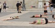 Protest półnagich aktywistów w Barcelonie w obronie zwierząt.