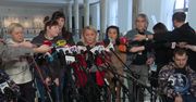 Osoby z niepełnosprawnościami i ich opiekunowie kończą protest w Sejmie. “Ze strony PiS spotkaliśmy się ze znieczulicą i brakiem szacunku”