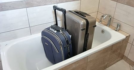 Zawsze wstawiaj walizki do wanny zaraz po wejściu do pokoju hotelowego!
