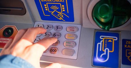 Uważaj na to jak wypłacasz pieniądze z bankomatu. Możesz paść ofiarą nowego oszustwa