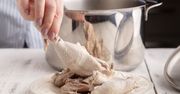 Nie wyrzucaj ugotowanego mięsa z kurczaka po rosole. Jest na niego przepyszny patent
