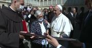 Papież Franciszek ucałował numer obozowy wytatuowany na ręce ocalałej z Holocaustu.