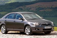 Odświeżona, silniejsza Toyota Avensis