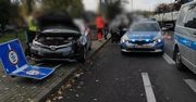 Niebezpieczny wypadek w Opolu. Kierowca staranował przystanek autobusowy i potrącił 15-latka